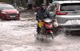 Mưa lớn kéo dài 4 giờ, nhiều tuyến đường ở TP Hồ Chí Minh ngập như sông