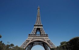 Tháp Eiffel đón du khách trở lại sau thời gian dài đóng cửa