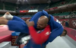 VIDEO: Màn ăn mừng hài hước suýt gây chấn thương của thầy trò Judo Mông Cổ