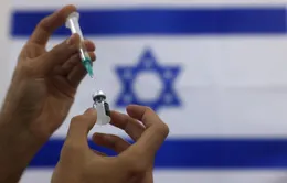 Israel tiêm mũi vaccine thứ 3 cho người trên 60 tuổi