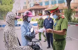 Muôn kiểu giấy thông hành đối phó chốt kiểm dịch ở Hà Nội