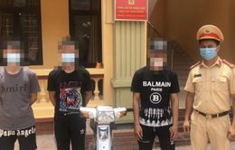 Xử lý 3 thanh niên "bốc đầu" xe máy giữa mùa dịch tại Hà Nội