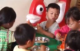 "Bố nuôi, mẹ nuôi" và những bữa cơm ấm lòng trẻ vùng biên