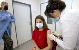 Mỹ khuyến nghị người đã tiêm 2 mũi vaccine đeo khẩu trang để bảo vệ cộng đồng