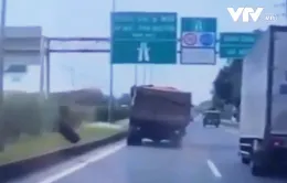 Hi hữu: Xe tải rơi bánh khi đang chạy trên cao tốc
