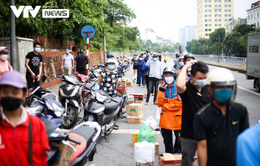 Hàng trăm người dân xếp hàng gửi đồ tiếp tế vào khu vực phong tỏa phường Chương Dương