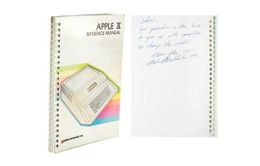 Sổ tay hướng dẫn sử dụng máy tính Apple II được bán với giá hơn 780.000 USD