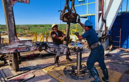 OPEC+ xem xét lại mức tăng sản lượng dầu