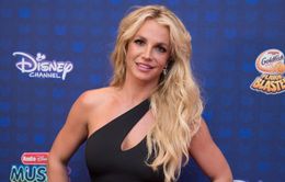 Bố ruột bị đình chỉ quyền giám hộ, Britney Spears hạnh phúc