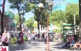 Người dân TP Hồ Chí Minh lạc quan, vui mừng chào đón năm mới