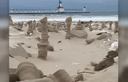 Bí ẩn “những quân cờ bằng cát” bên bờ Michigan đã được giải đáp