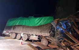 Xe tải chở gỗ bị mất lái gây tai nạn trên QL16, 3 người thương vong