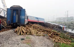 Vụ tàu hỏa va chạm với xe tải chở gỗ tại Hà Nam: Đường sắt Bắc - Nam thông tuyến trở lại