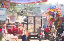 Họp chợ lấn đường, mất an toàn giao thông những ngày cuối năm