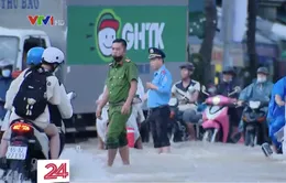 TP Hồ Chí Minh: Triều cường đạt đỉnh, nước tràn vào nhà dân