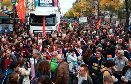 Người biểu tình tuần hành ở Paris trong bối cảnh thiếu nhiên liệu và lạm phát