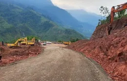 Đã khắc phục sạt lở, thông tuyến quốc lộ "độc đạo" lên cửa khẩu La Lay, Quảng Trị