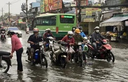 Triều cường đạt đỉnh, nhiều tuyến đường tại TP Hồ Chí Minh ngập sâu