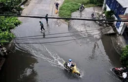 TP Hồ Chí Minh: Triều cường vượt mức báo động 3, người dân bì bõm lội nước về nhà