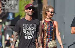 Adam Levine biểu diễn lần đầu tiên sau tin ngoại tình, vợ vẫn ủng hộ hết mình