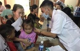 Khám bệnh, cấp phát thuốc miễn phí cho người dân vùng lũ Kỳ Sơn