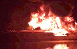 Cháy du thuyền trên sông Sài Gòn, nhiều người thoát nạn