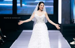 MC Phí Linh sải bước trên sàn catwalk