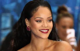 Rihanna so sánh việc làm mẹ với... uống axit