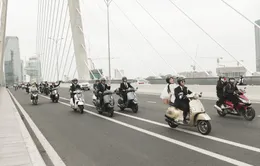 Phan Hiển đón Khánh Thi về dinh bằng dàn mô tô và vespa cực ngầu