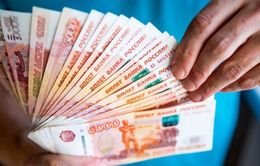 Đồng Ruble giảm giá xuống mức thấp nhấp trong gần 8 tháng