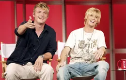 Nick Carter gục ngã trên sân khấu sau cái chết của em trai Aaron Carter