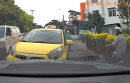 Taxi lấn làn đường gây cản trở giao thông