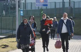 Dòng người tị nạn từ Ukraine tiếp tục đổ về biên giới các nước EU