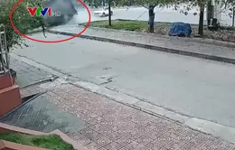 Ô tô tải lật nghiêng sau khi đánh lái gấp qua ngã tư