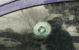 4 ô tô bị bắn vỡ kính vì đỗ trước cửa nhà người khác