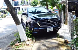 Một phụ nữ tử nạn khi đu bám cửa xe ô tô chồng cũ