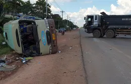 Xe khách đấu đầu xe tải, hàng chục hành khách bị thương