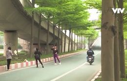 Hà Nội: Nguy hiểm khi chụp ảnh check-in cùng bàng tại lối lên cao tốc