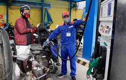 Giá xăng tăng kỷ lục: Đề nghị Bộ Tài chính tính lại công thức giá cơ sở