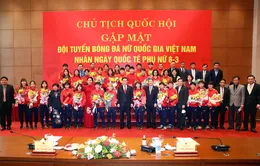 Chủ tịch Quốc hội Vương Đình Huệ gặp mặt Đội tuyển bóng đá nữ quốc gia