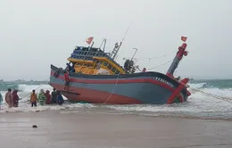 Làng biển tan tác vì sóng, gió nghịch mùa