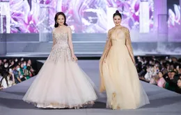 Hồng Diễm - Thu Quỳnh sánh bước catwalk, nhan sắc "bất phân thắng bại"