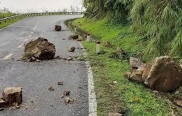 Cảnh báo đá rơi nguy hiểm trên đèo Tằng Quái, Quốc lộ 279