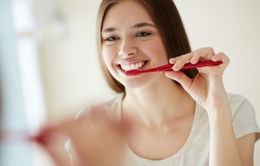 Tại sao không nên đánh răng sau khi ăn sáng?