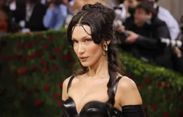 Bella Hadid tiết lộ bị ngất xỉu tại Met Gala 2022 vì váy quá chật