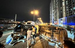 Hà Nội: Tai nạn giao thông liên hoàn giữa 5 xe, vành đai 3 trên cao tắc dài