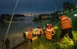 Cứu hộ thành công 3 người dân và 2 nhà bè bị nước cuốn trên sông Lô