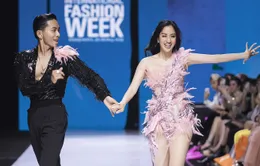 Vợ chồng Khánh Thi - Phan Hiển catwalk với điệu nhảy bốc lửa