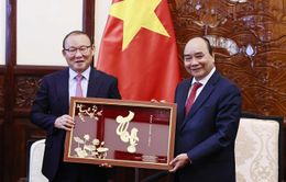 Chủ tịch nước Nguyễn Xuân Phúc biểu dương, chúc mừng các HLV Park Hang Seo và Mai Đức Chung