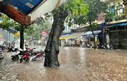 Hà Nội: Nhiều tuyến phố "hóa" sông, hàng loạt xe chết máy vì mưa lớn